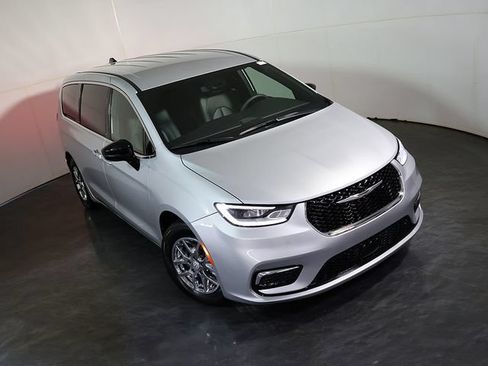Used 2026 Chrysler Pacifica Select FWD image 8