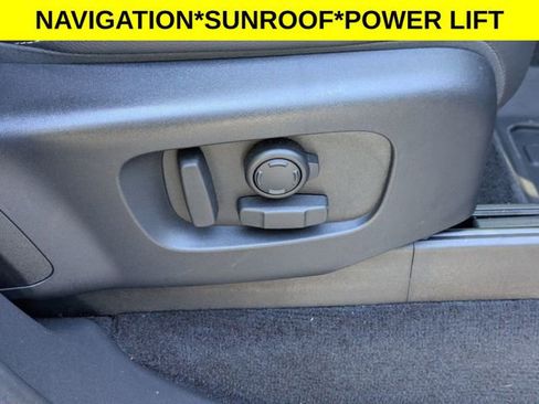 Used 2023 Land Rover Discovery S image 45