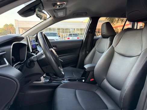 Used 2025 Toyota Corolla Cross XLE FWD image 6