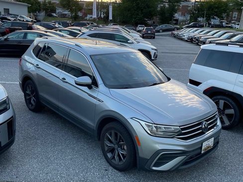 Used 2022 Volkswagen Tiguan SE FWD image 1
