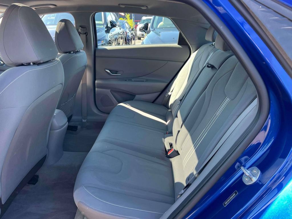 Used 2022 Hyundai Elantra SEL w/ Convenience + Premium Package FWD image 12