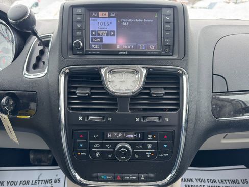 Used 2013 Chrysler Town & Country Limited image 23