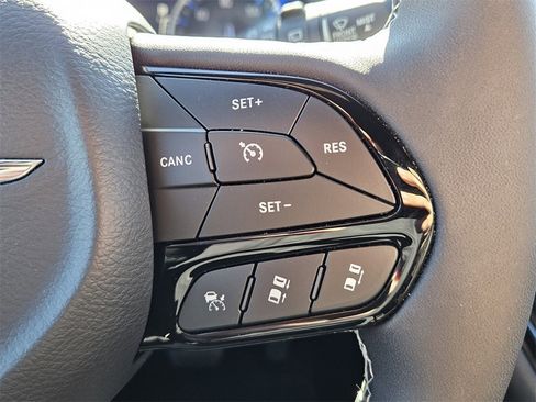 Used 2024 Chrysler Pacifica Limited w/ Uconnect Theater Family Group image 23