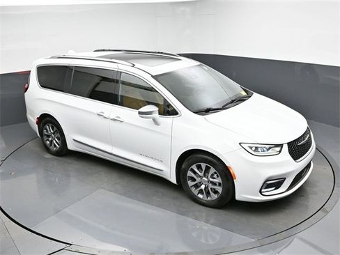 Used 2022 Chrysler Pacifica Pinnacle image 9