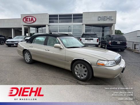 Used 2005 Lincoln Town Car Signature Limited RWD image 1