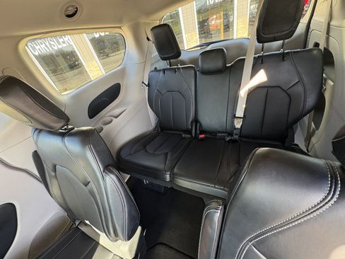 Used 2024 Chrysler Pacifica Touring-L FWD image 20