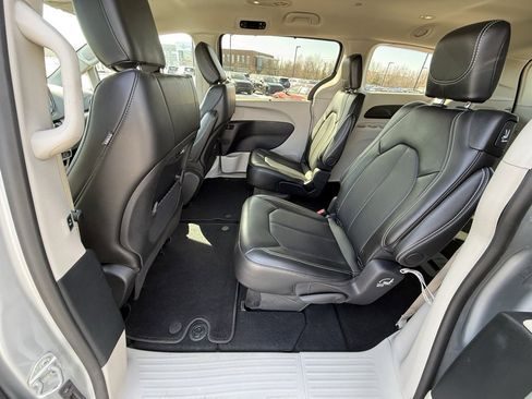 Used 2024 Chrysler Pacifica Touring-L image 26