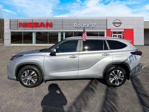 Used 2023 Toyota Highlander XLE image 6