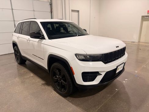 Used 2023 Jeep Grand Cherokee Altitude image 3