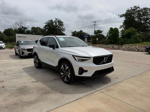 Certified 2023 Volvo XC40 B4 Plus w/ Protection Package Premier FWD image 7
