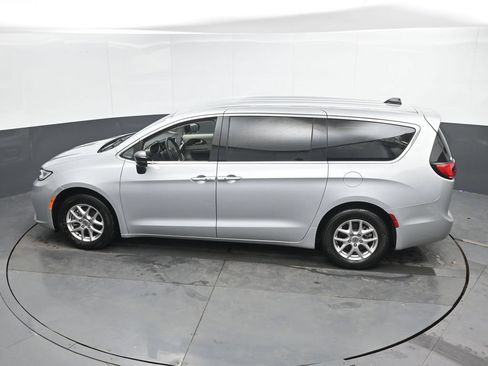 Used 2024 Chrysler Pacifica Touring-L FWD image 18