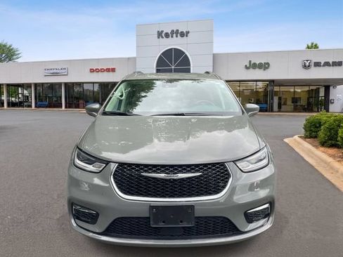 Used 2022 Chrysler Pacifica Touring-L FWD image 3