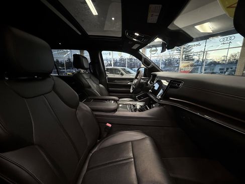 Used 2024 Jeep Wagoneer 4WD w/ Premium Group I image 26