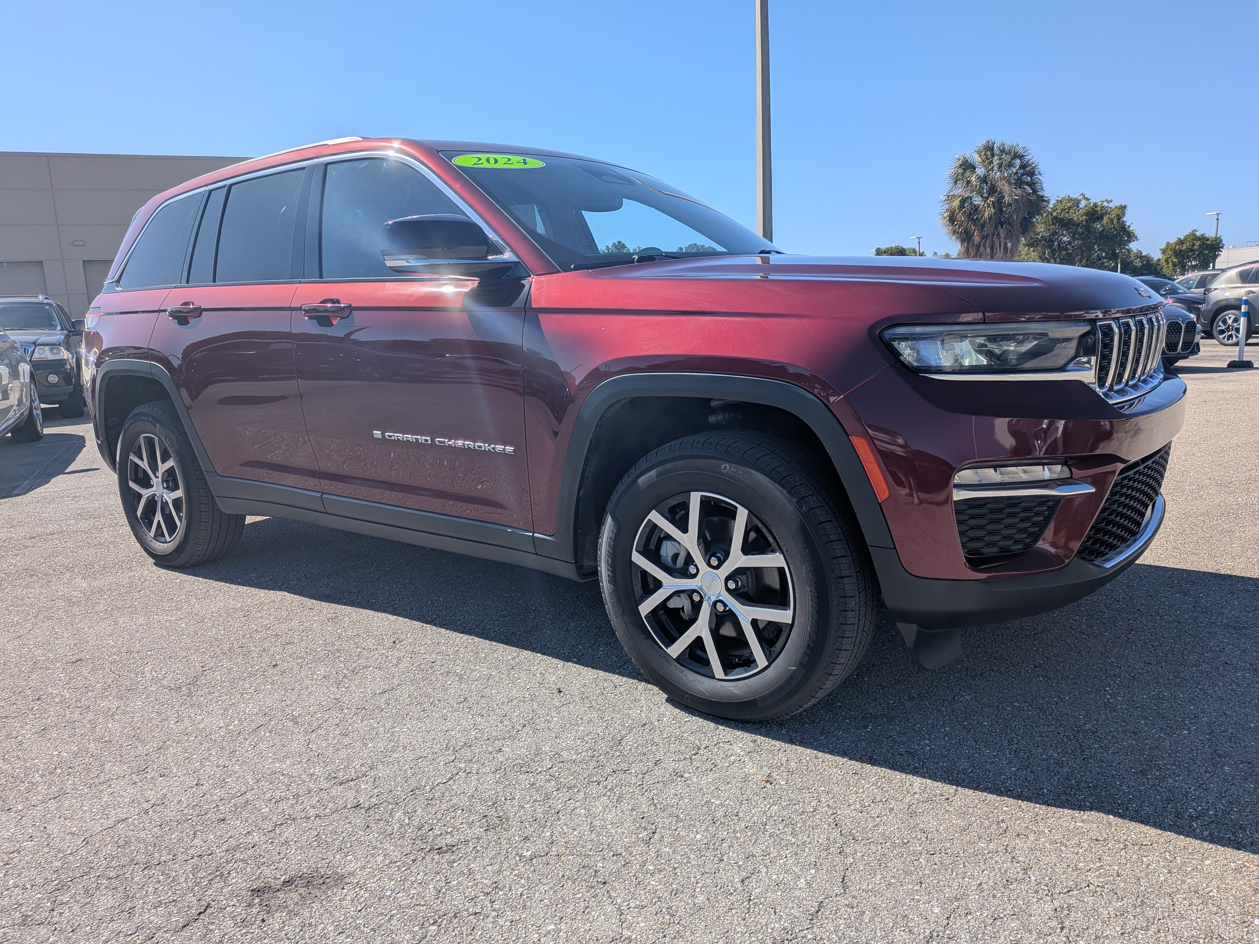 Used 2024 Jeep Grand Cherokee Limited AWD/4WD image 2