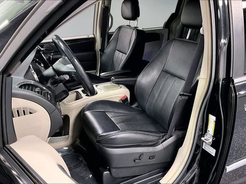 Used 2015 Chrysler Town & Country Touring-L w/ Driver Convenience Group FWD image 19