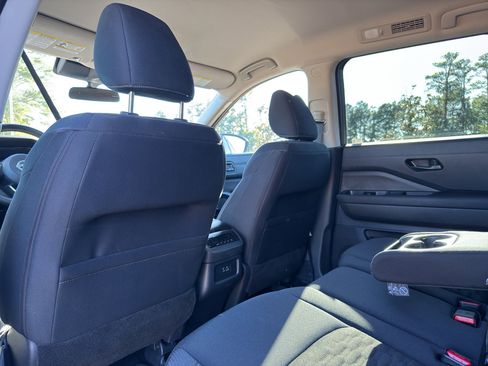 Used 2025 Nissan Pathfinder SV image 19
