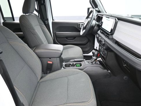 Used 2025 Jeep Wrangler Unlimited Sahara image 18