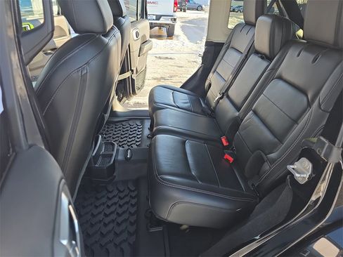 Used 2019 Jeep Wrangler Unlimited Sahara w/ Uconnect 4C Nav & Sound Group image 13