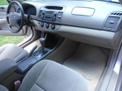 Used 2004 Toyota Camry LE FWD image 24