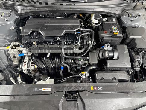 Used 2025 Hyundai Elantra Limited FWD image 32