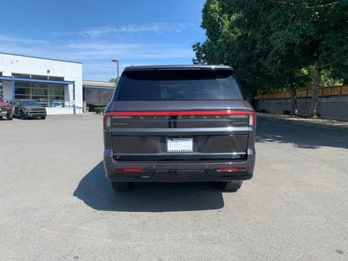 Used 2025 Lincoln Navigator L Reserve AWD/4WD image 5