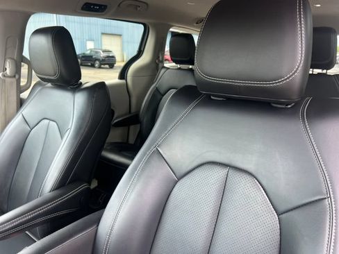 Used 2023 Chrysler Pacifica Touring-L FWD image 14