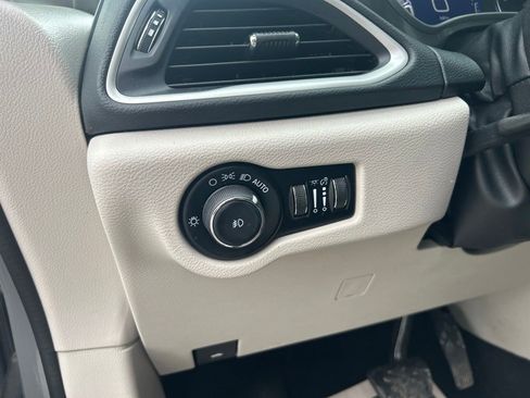 Used 2023 Chrysler Pacifica Touring-L FWD image 17