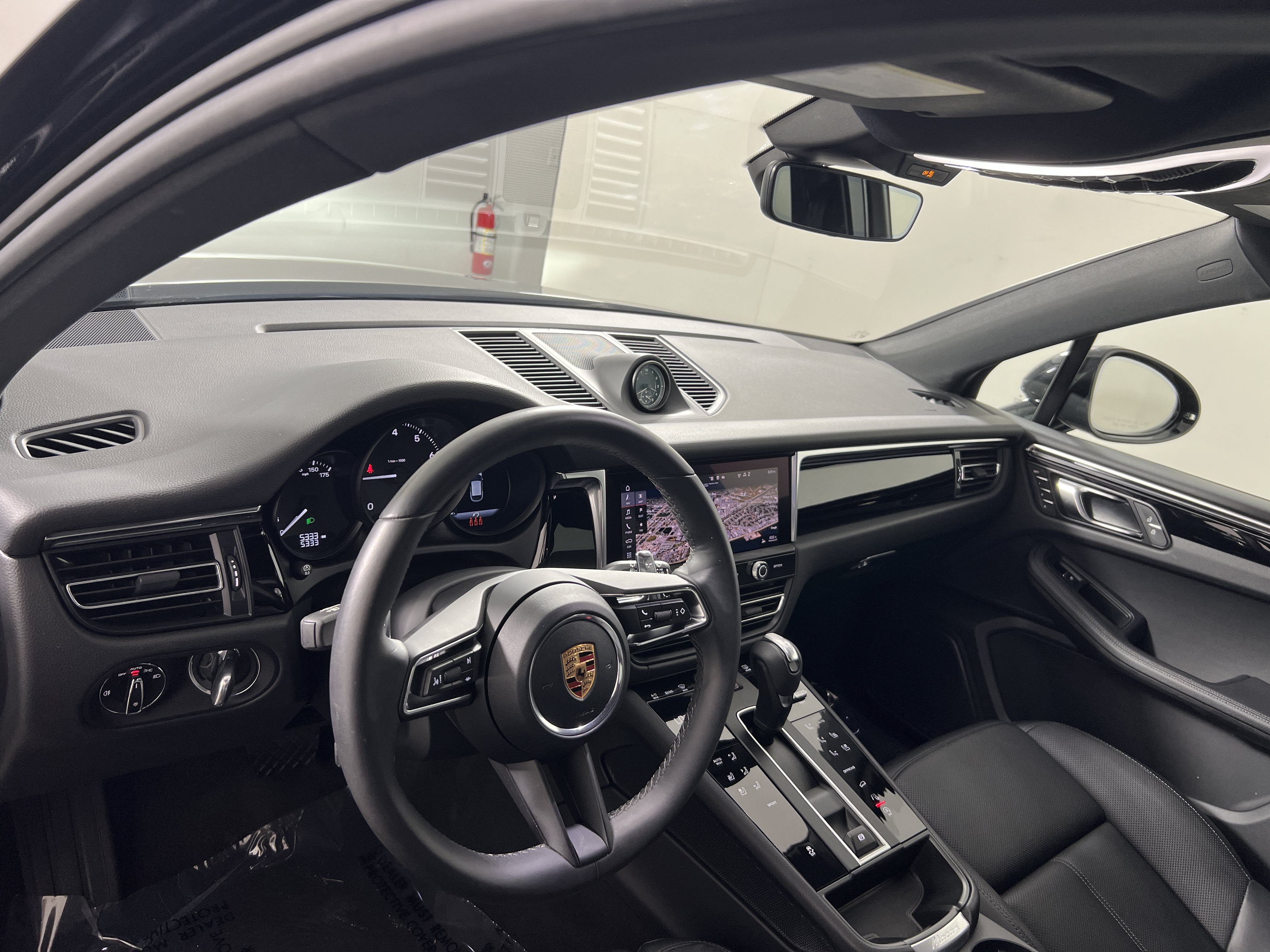 Certified 2026 Porsche Macan AWD/4WD image 4