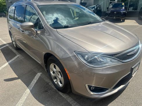 Used 2017 Chrysler Pacifica Touring-L Plus FWD image 2