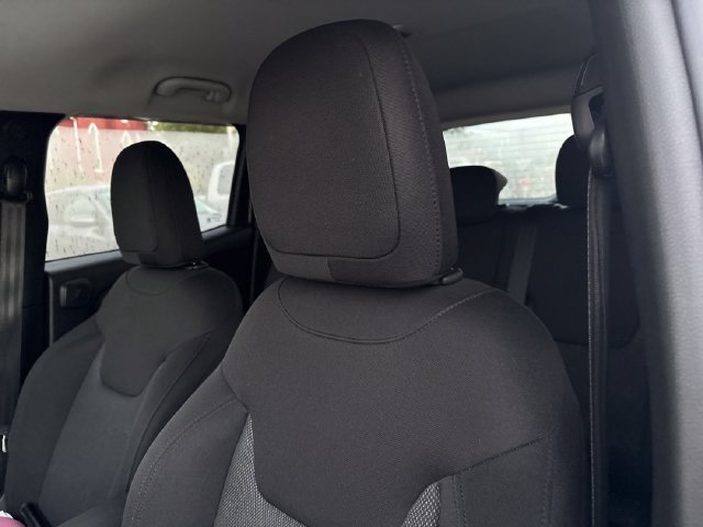 Used 2017 Jeep Renegade Latitude w/ Popular Equipment Group AWD/4WD image 9