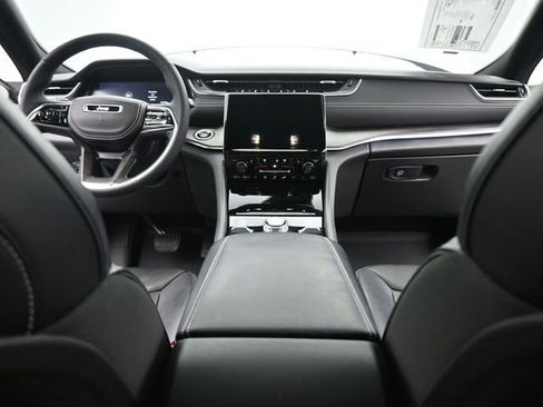 Used 2023 Jeep Grand Cherokee Overland AWD/4WD image 24