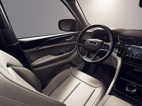 New 2026 Jeep Grand Cherokee Limited w/ Limited Altitude Package RWD image 8