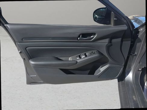 Used 2025 Nissan Altima 2.5 S image 9