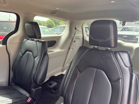 Used 2023 Chrysler Pacifica Touring-L FWD image 27