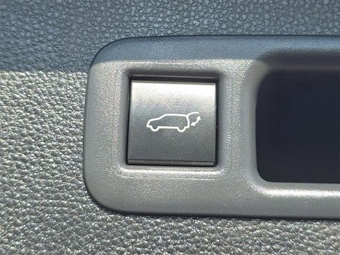 Used 2021 Toyota Highlander LE image 21