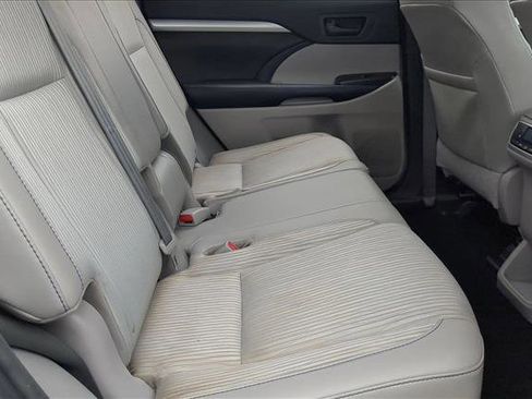 Used 2016 Toyota Highlander Plus FWD image 17