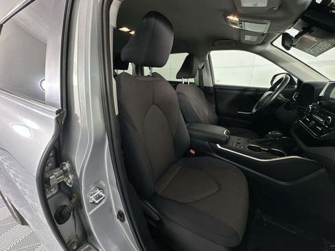 Used 2025 Toyota Highlander LE FWD image 26