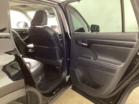 Used 2025 Toyota Highlander XLE AWD/4WD image 21