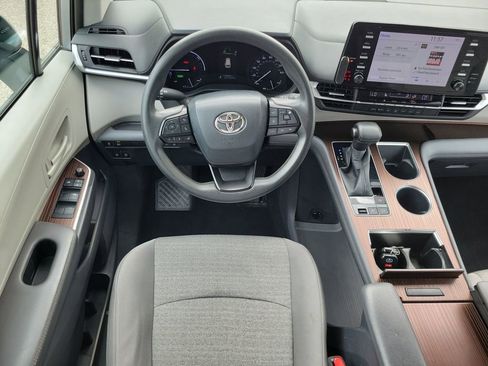Used 2022 Toyota Sienna LE FWD image 11