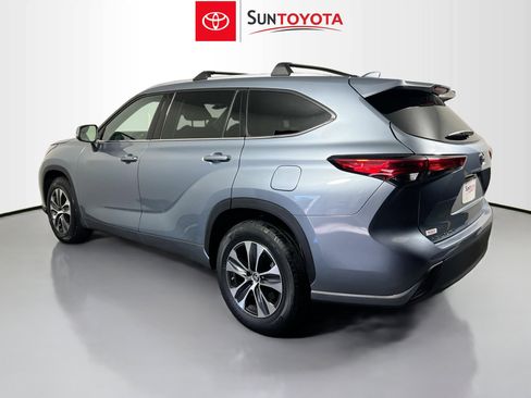 Used 2022 Toyota Highlander XLE image 6