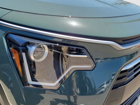 Used 2025 Kia Niro EX image 8