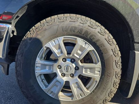 Used 2018 Nissan Titan SV w/ SV Convenience Package image 8