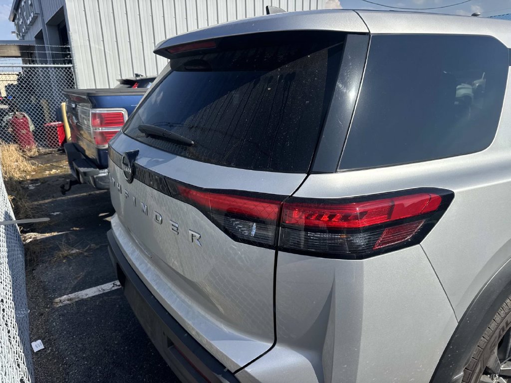 Used 2024 Nissan Pathfinder S FWD image 15