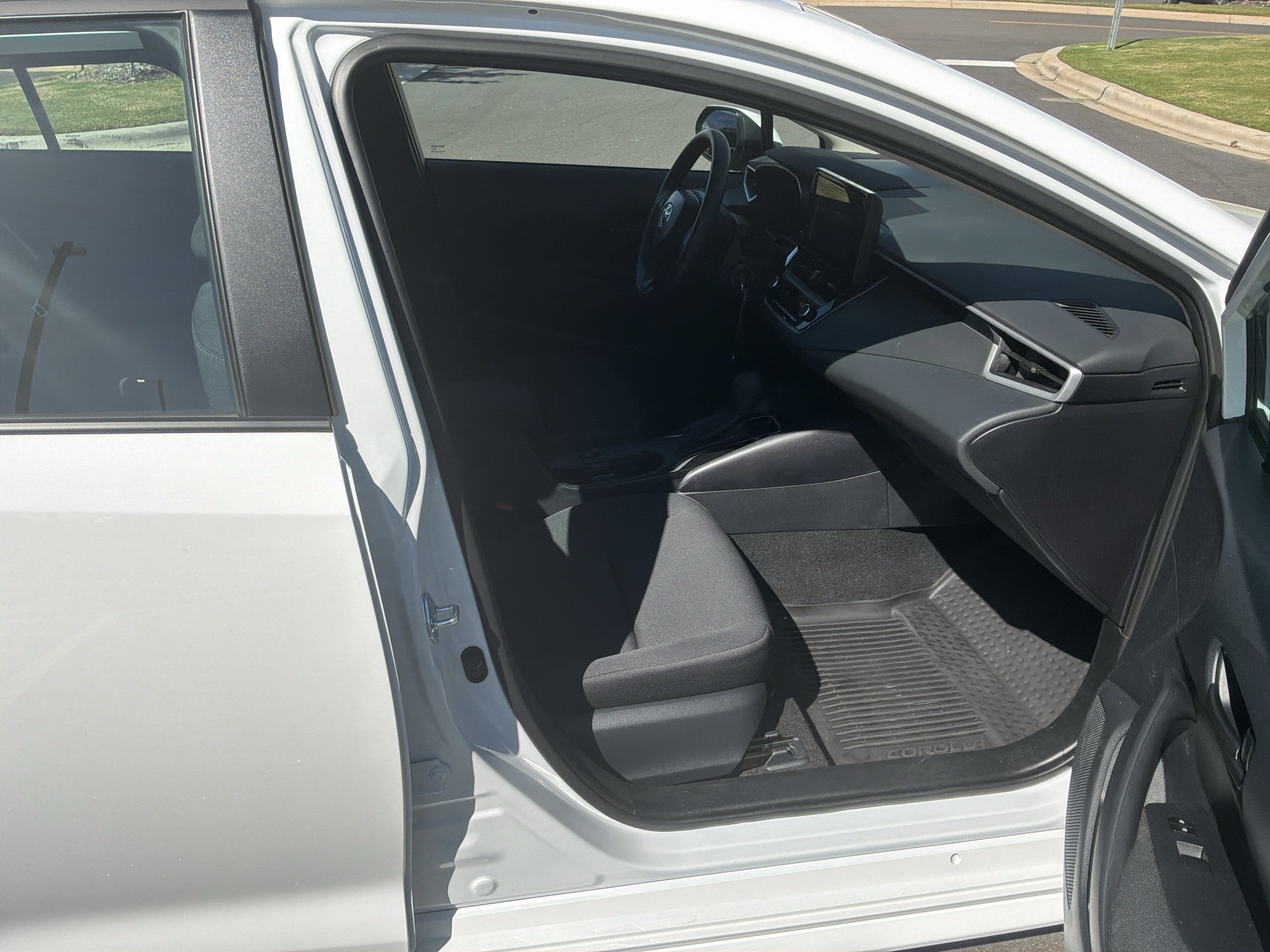 Used 2026 Toyota Corolla LE FWD image 32