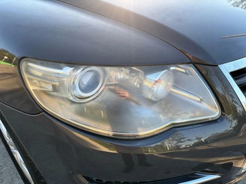 Used 2009 Volkswagen Touareg VR6 image 4