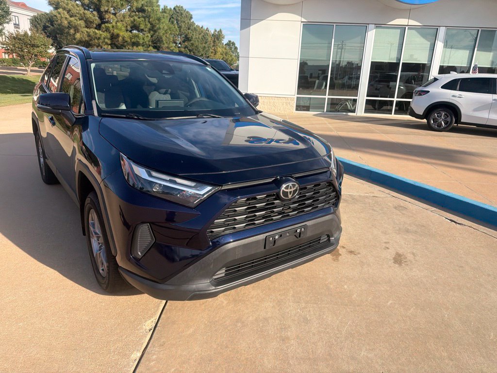 Used 2022 Toyota RAV4 XLE w/ Convenience Package FWD image 3