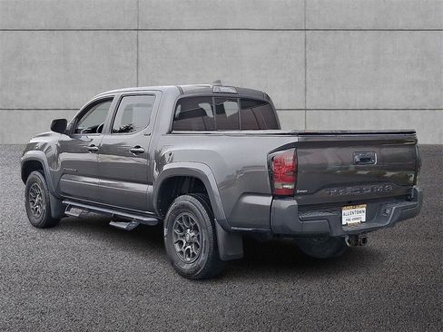 Used 2017 Toyota Tacoma SR5 w/ Tow Package image 6