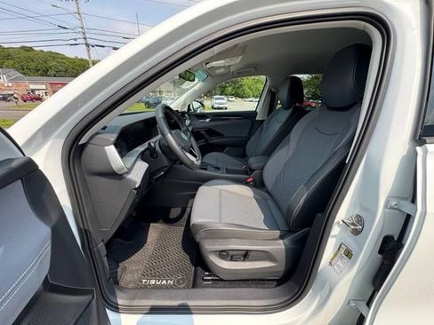 Certified 2025 Volkswagen Tiguan SE AWD/4WD image 25
