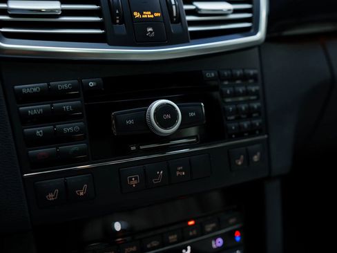 Used 2010 Mercedes-Benz E 550 4MATIC Sedan image 38