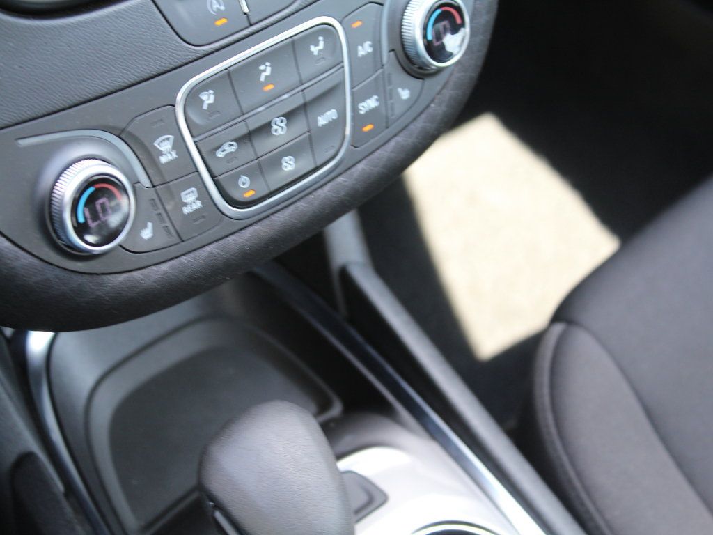 Used 2025 Chevrolet Malibu LT FWD image 12